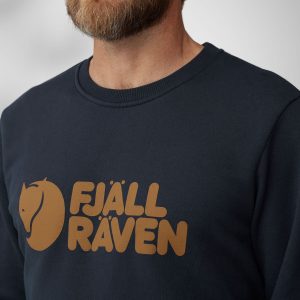 Fjallraven_Logo_Sweater_M_84142-555_F_MODEL_FJR