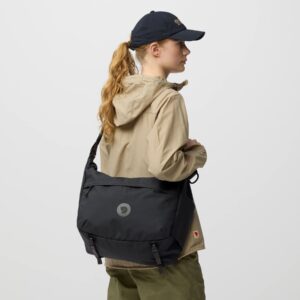 Farden_Crossbody_23200340-037_E_MODEL_1377