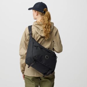 Farden_Crossbody_23200340-037_F_MODEL_1386