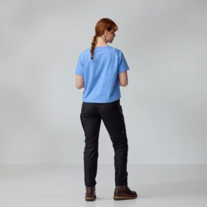 Fjallblomster_Logo_T-shirt_W_14600213-537_D_MODEL_1094