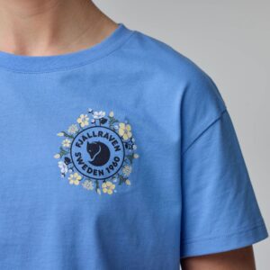 Fjallblomster_Logo_T-shirt_W_14600213-537_G_MODEL_1133