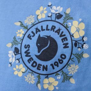 Fjallblomster_Logo_T-shirt_W_14600213-537_H_MODEL_1135