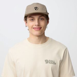 Fjallraven_Flat_Brim_Cap_13100240-244_C_MODEL_1736