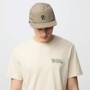 Fjallraven_Flat_Brim_Cap_13100240-244_F_MODEL_1745